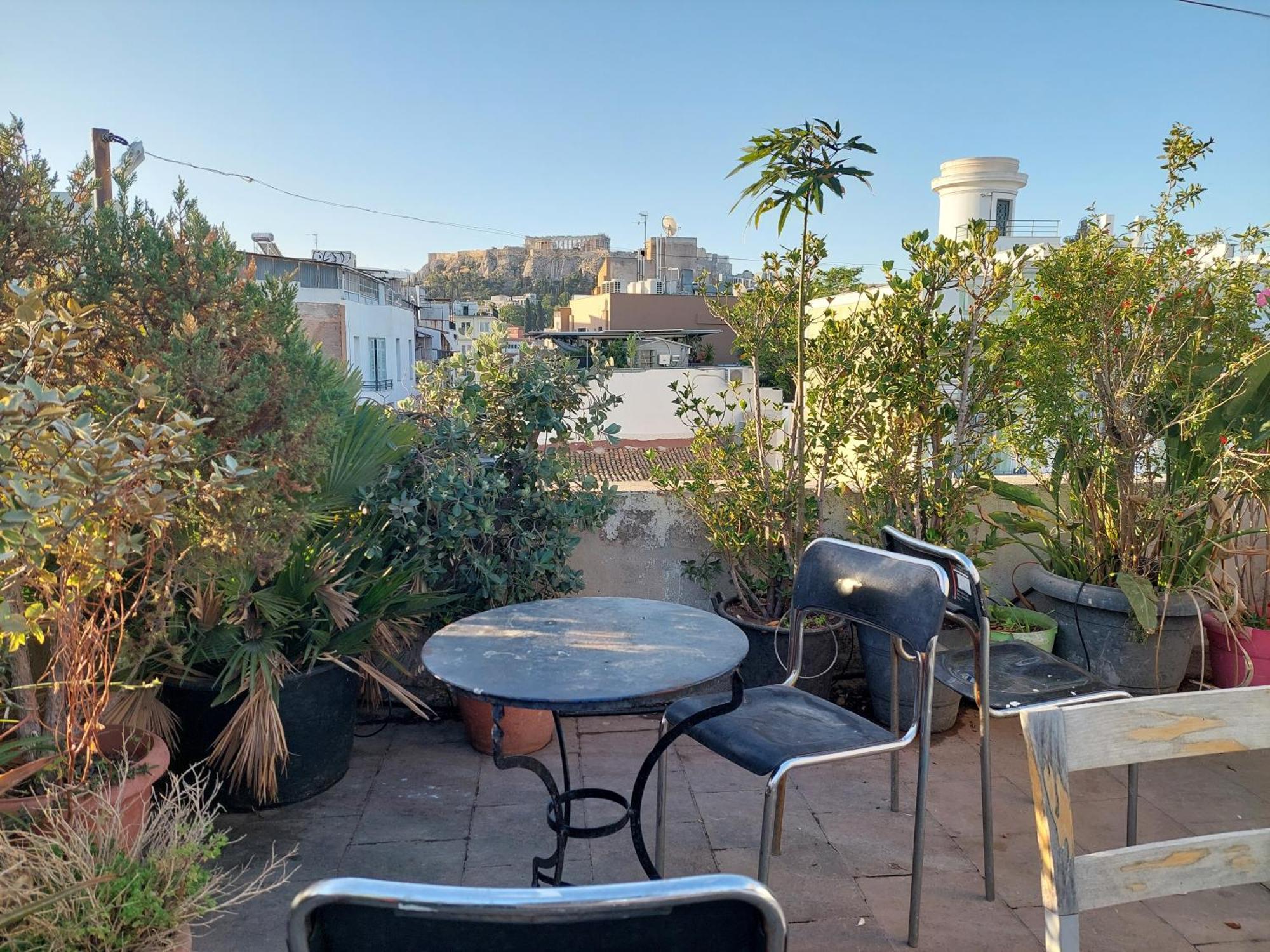 Thissio Room In The Apartmen Share Atenas Exterior foto