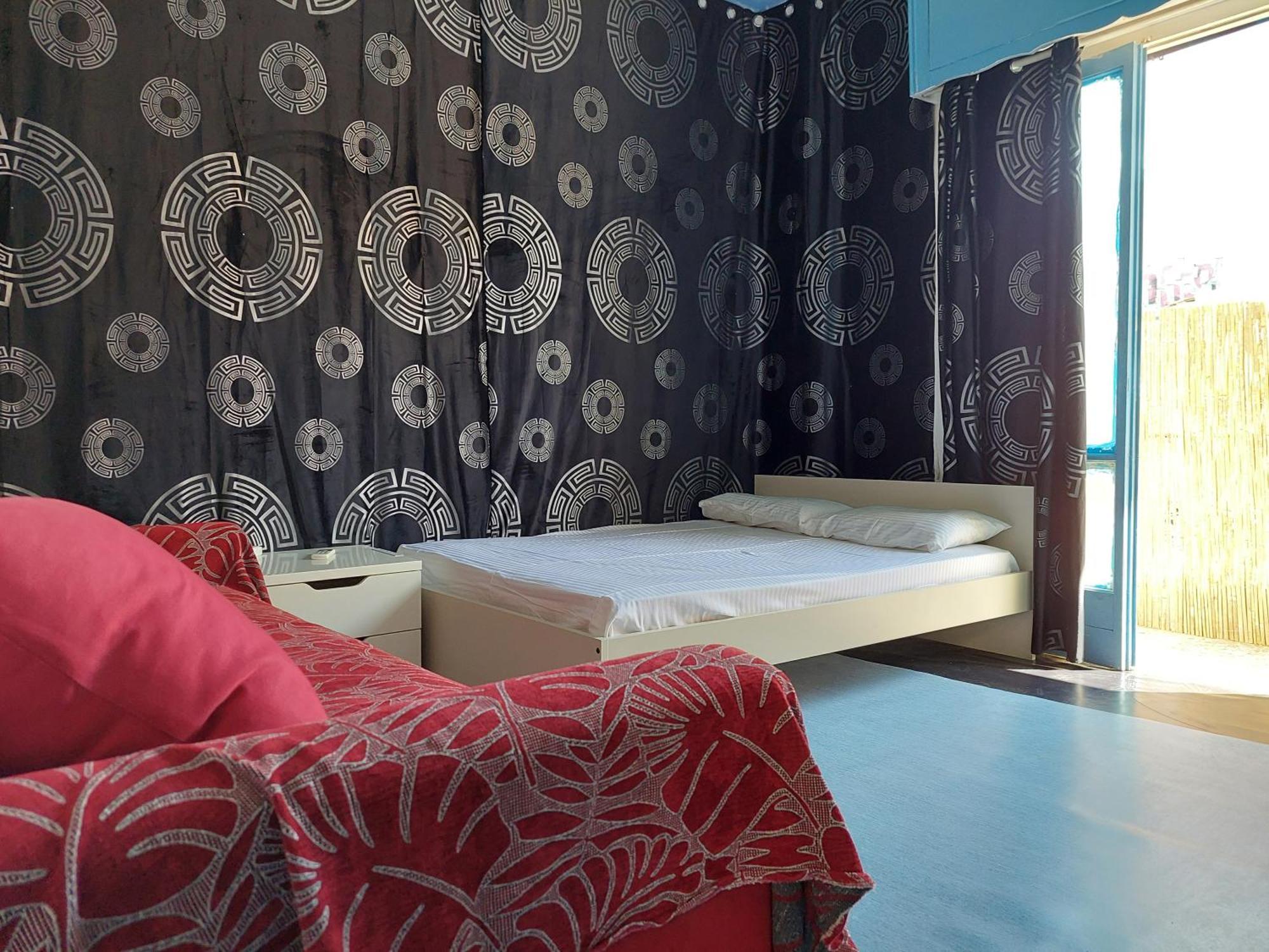 Thissio Room In The Apartmen Share Atenas Exterior foto
